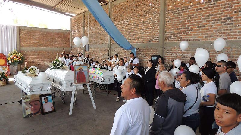 Entre aplausos y porras despiden a los ocho jóvenes víctimas de una masacre en Salamanca